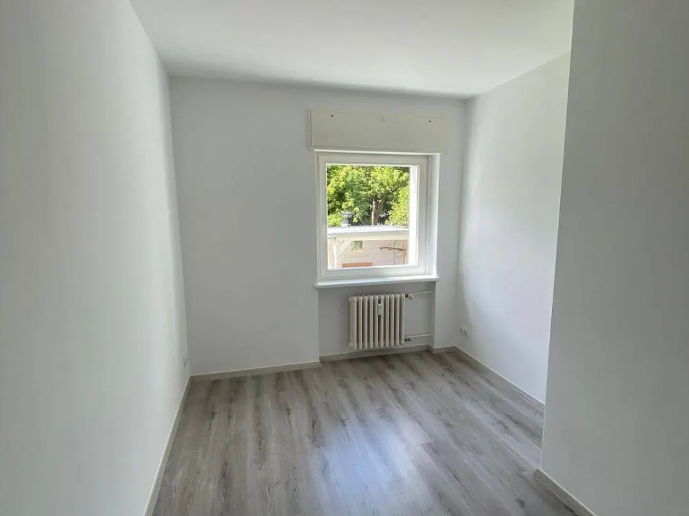 Sonnige renovierte 3 Zimmer Wohnung *Loggia mit Garten *Wannenbad mit Fenster *EBK *Abstellraum *Keller