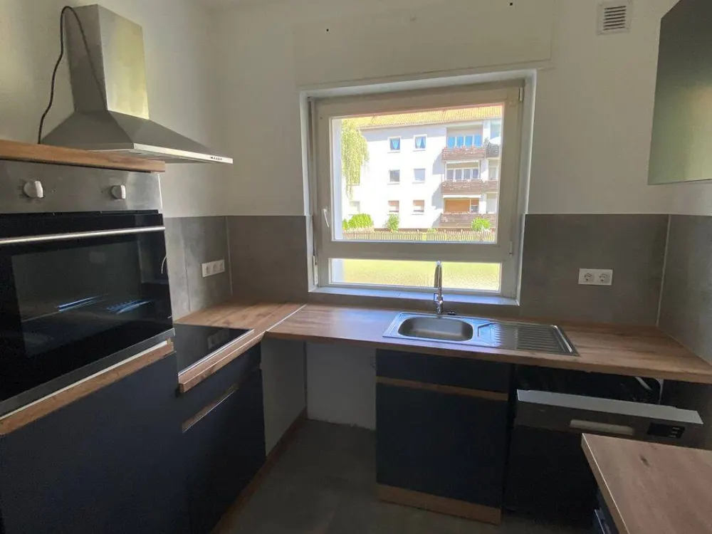 Sonnige renovierte 3 Zimmer Wohnung *Loggia mit Garten *Wannenbad mit Fenster *EBK *Abstellraum *Keller