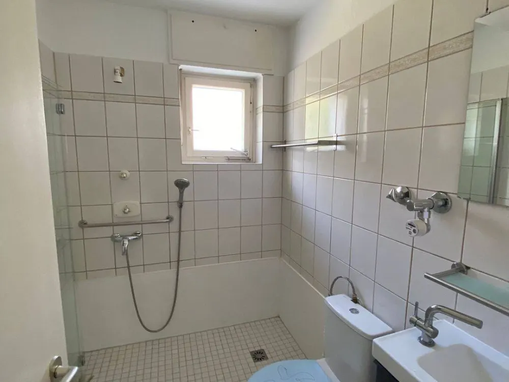 Sonnige renovierte 3 Zimmer Wohnung *Loggia mit Garten *Wannenbad mit Fenster *EBK *Abstellraum *Keller