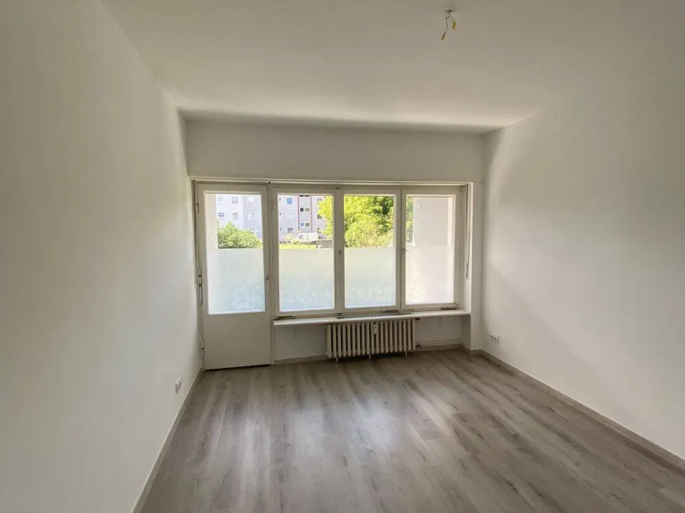 Sonnige renovierte 3 Zimmer Wohnung *Loggia mit Garten *Wannenbad mit Fenster *EBK *Abstellraum *Keller