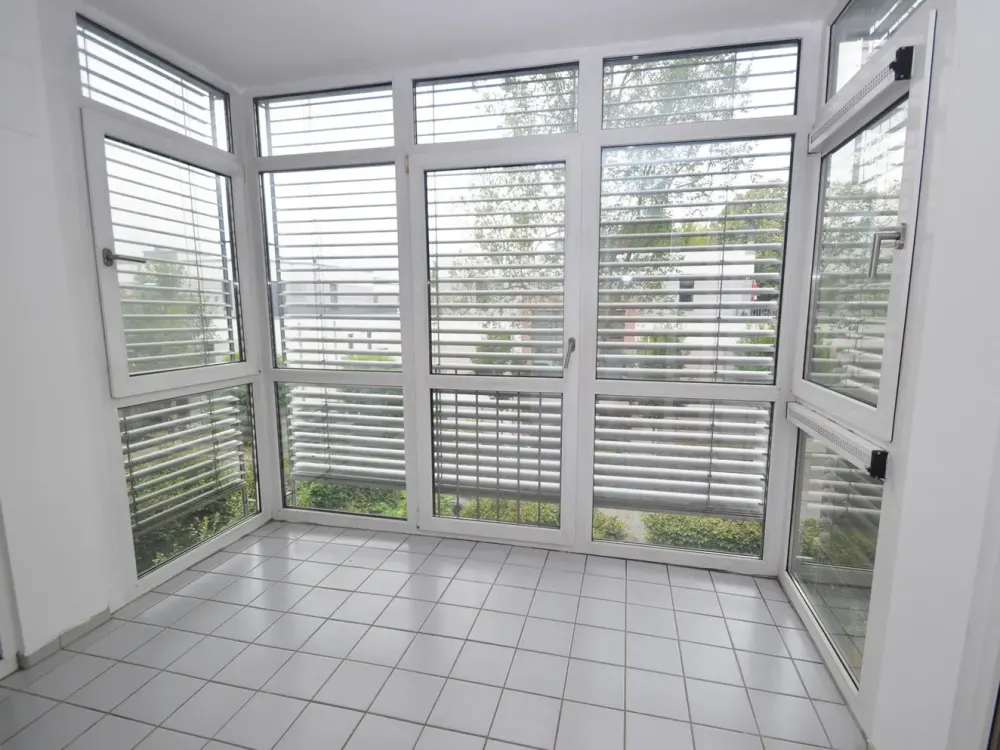 Attraktive 2-Zimmer-Wohnung mit Loggia und Tiefgarage in Köln-Weiden