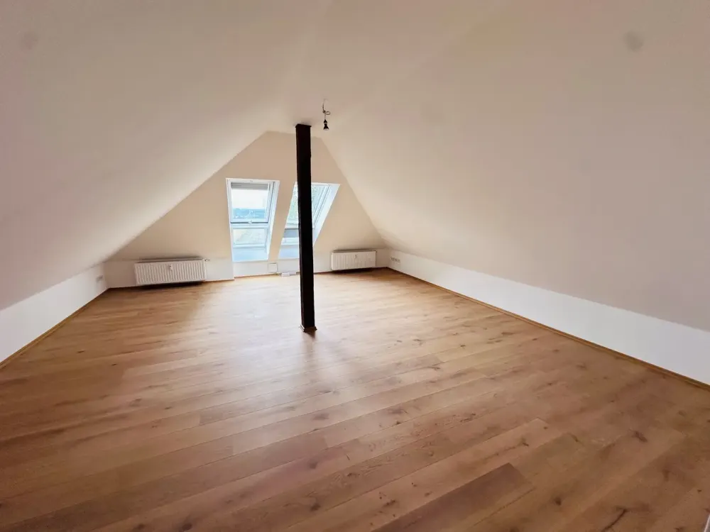 Moderne 2-Zimmer-Dachgeschosswohnung mit herrlichem Feldblick