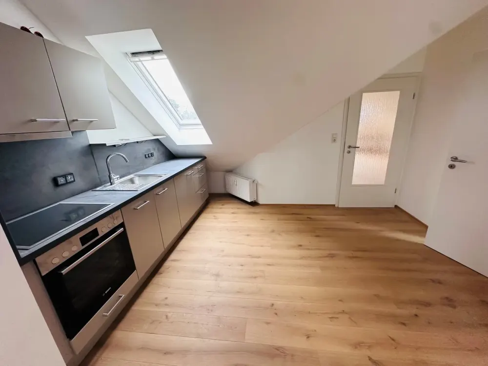 Moderne 2-Zimmer-Dachgeschosswohnung mit herrlichem Feldblick