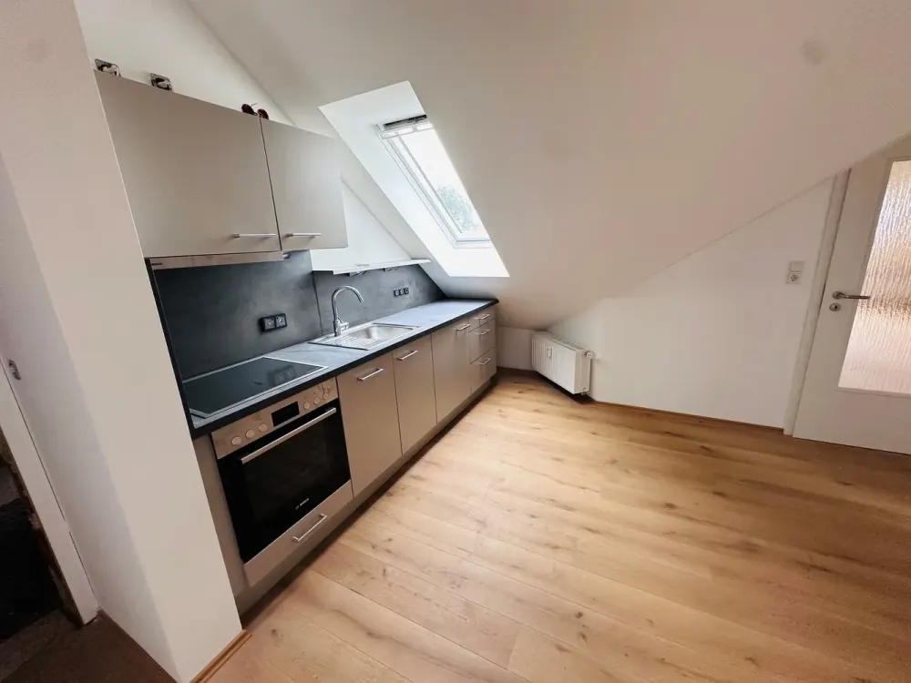 Moderne 2-Zimmer-Dachgeschosswohnung mit herrlichem Feldblick