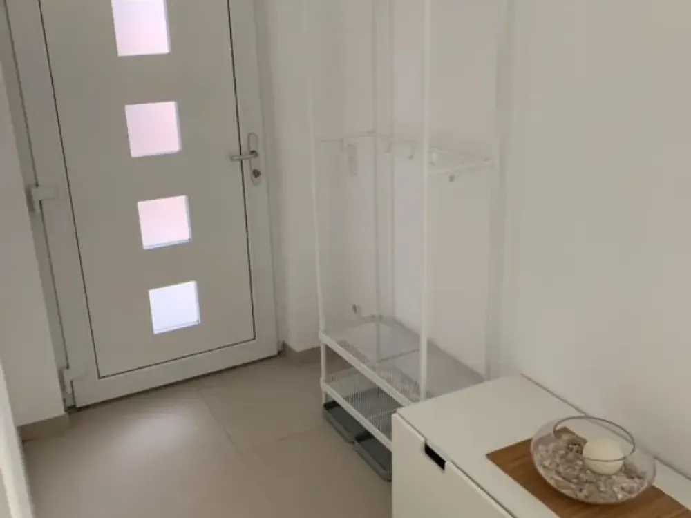 شقة أرضية مؤثثة بالكامل وجديدة من غرفتين مع تجهيزات داخلية عالية الجودة وشرفة + مطبخ مجهز
