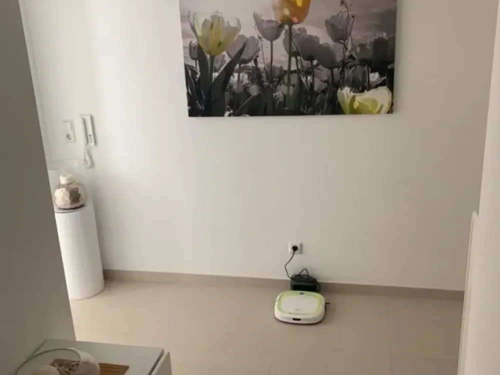 شقة أرضية مؤثثة بالكامل وجديدة من غرفتين مع تجهيزات داخلية عالية الجودة وشرفة + مطبخ مجهز