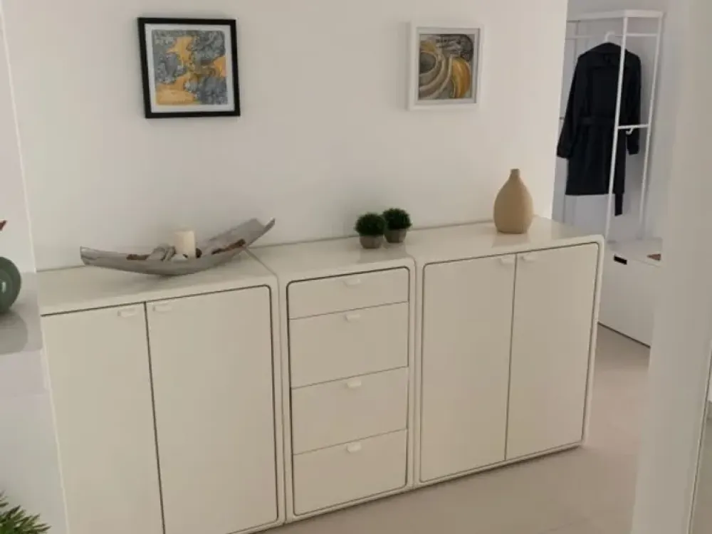 شقة أرضية مؤثثة بالكامل وجديدة من غرفتين مع تجهيزات داخلية عالية الجودة وشرفة + مطبخ مجهز