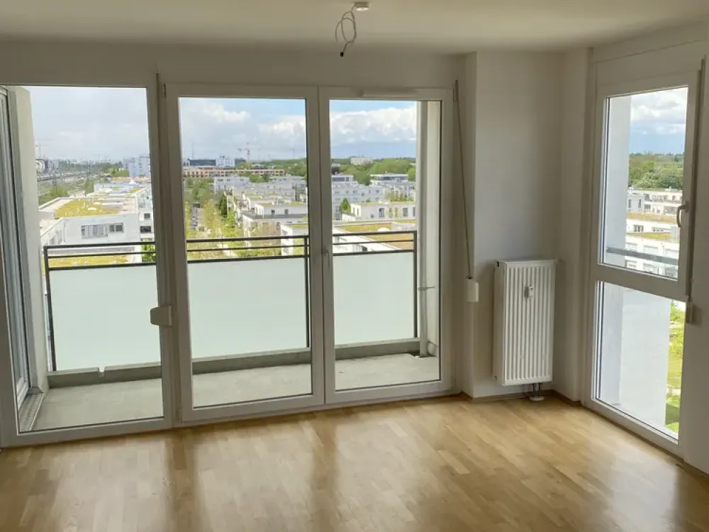 Blick auf den Hirschgarten: Helle 2-Zimmer-Wohnung mit Balkon