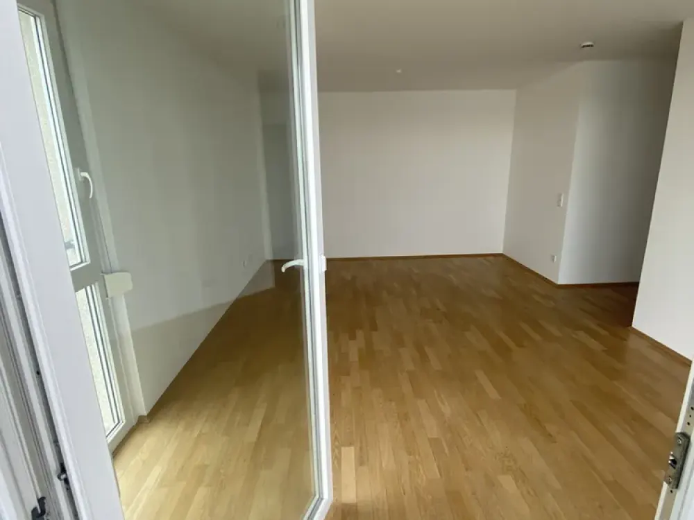 Blick auf den Hirschgarten: Helle 2-Zimmer-Wohnung mit Balkon