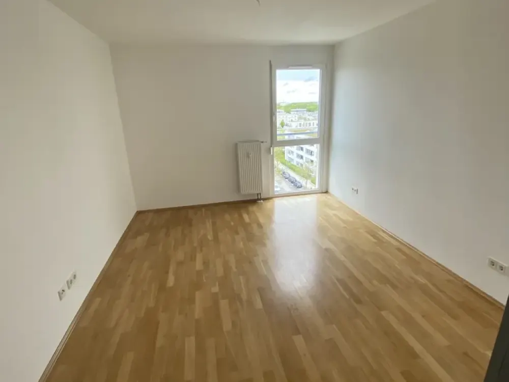 Blick auf den Hirschgarten: Helle 2-Zimmer-Wohnung mit Balkon