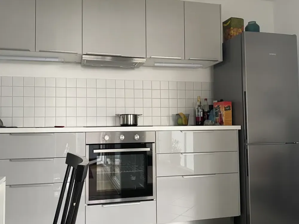 Blick auf den Hirschgarten: Helle 2-Zimmer-Wohnung mit Balkon