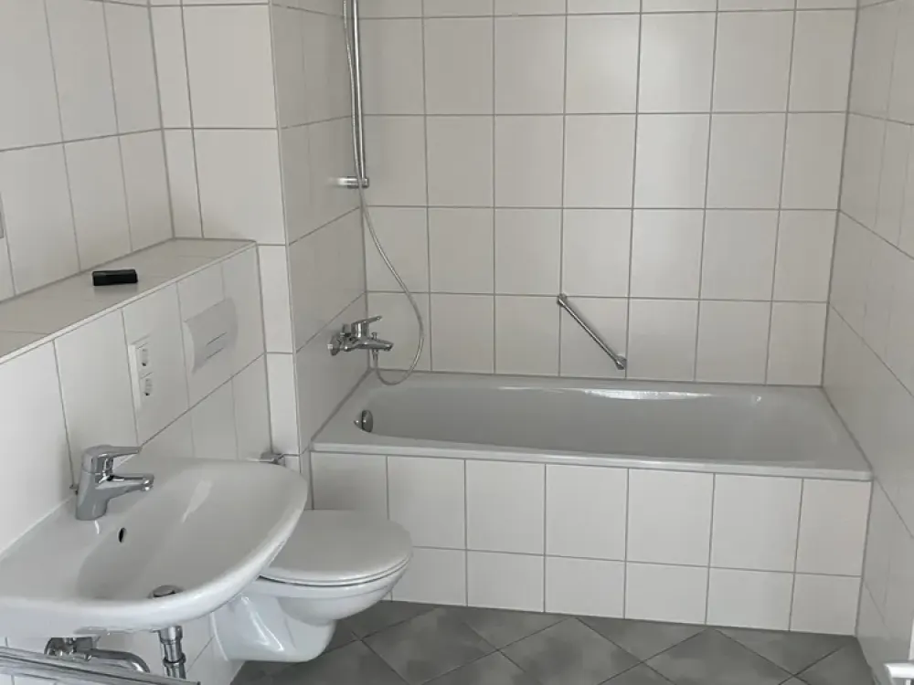 Blick auf den Hirschgarten: Helle 2-Zimmer-Wohnung mit Balkon