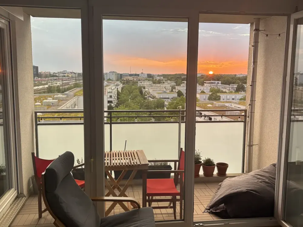 Blick auf den Hirschgarten: Helle 2-Zimmer-Wohnung mit Balkon