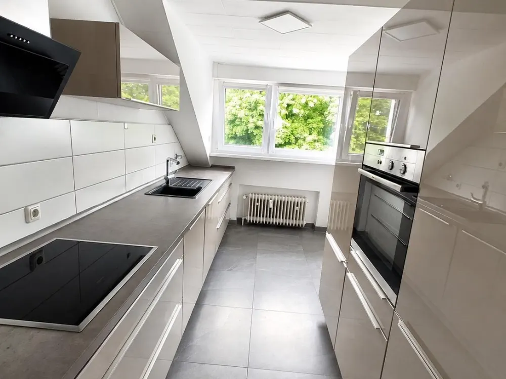 3-Zimmer Dachgeschosswohnung mit Einbauküche und Klimaanlage
