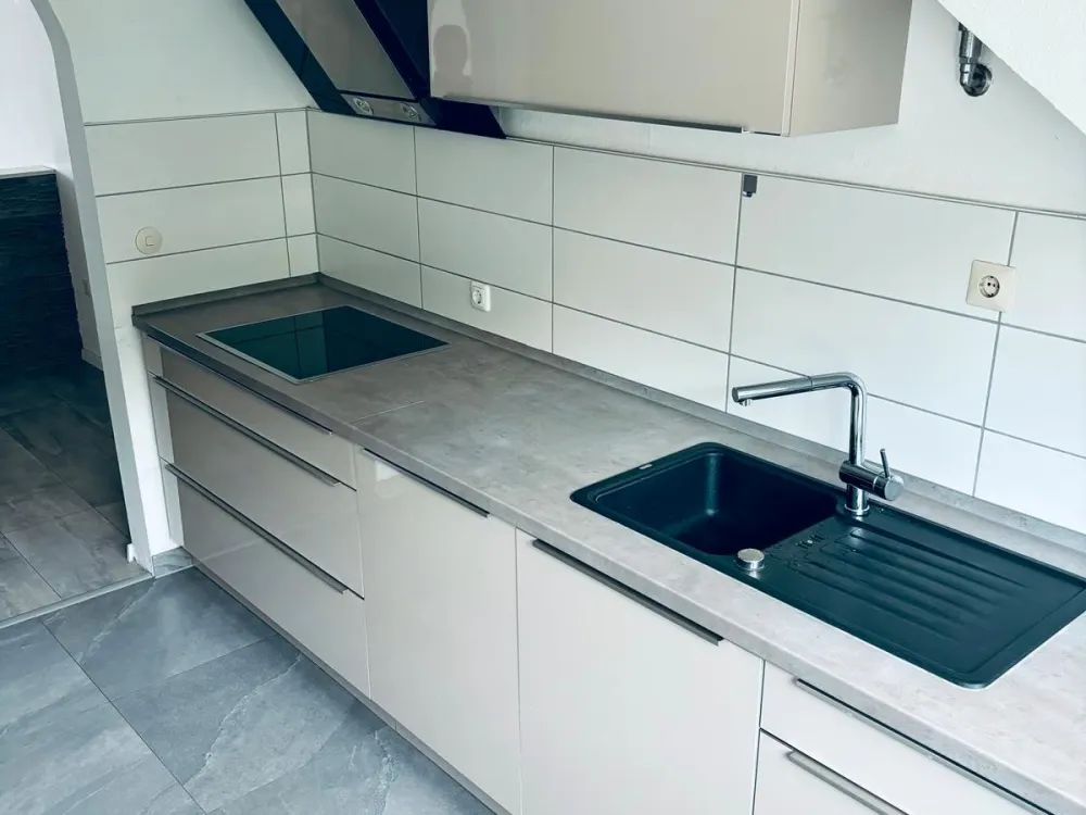 3-Zimmer Dachgeschosswohnung mit Einbauküche und Klimaanlage