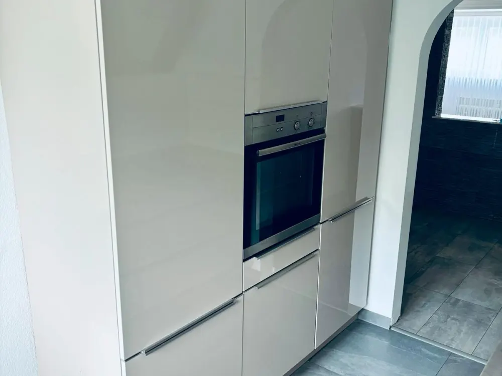 3-Zimmer Dachgeschosswohnung mit Einbauküche und Klimaanlage