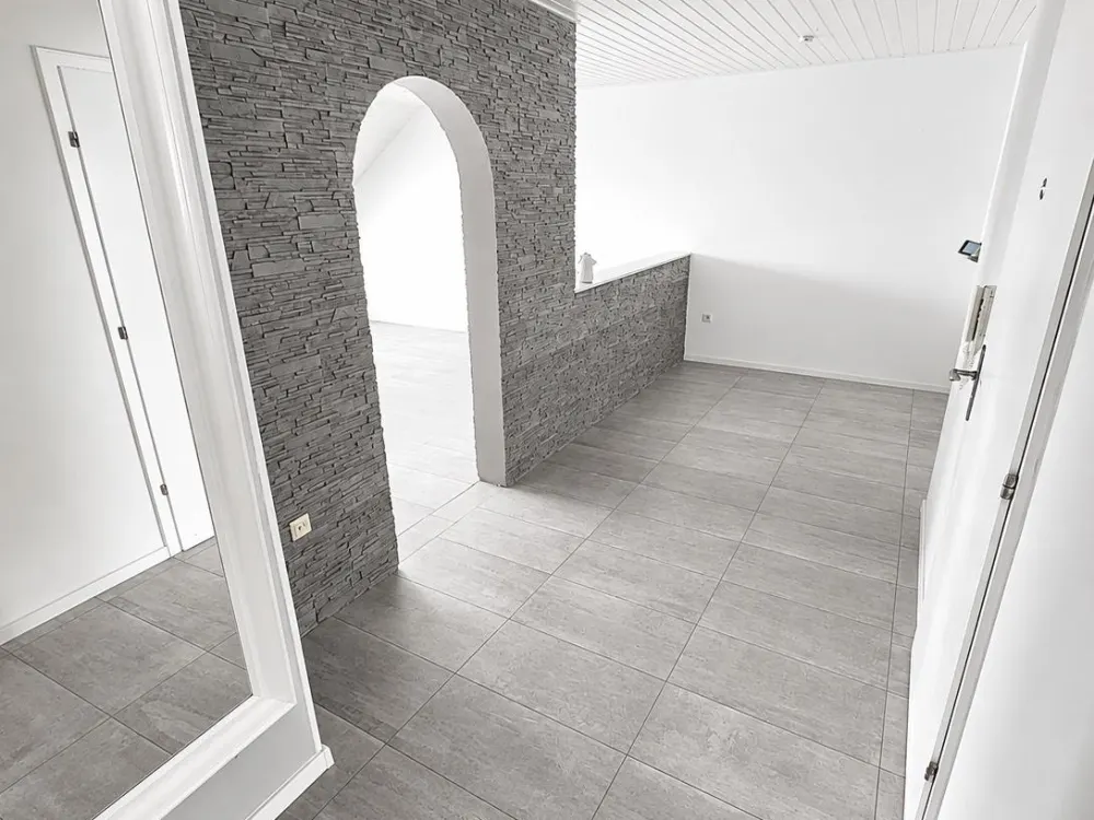 3-Zimmer Dachgeschosswohnung mit Einbauküche und Klimaanlage