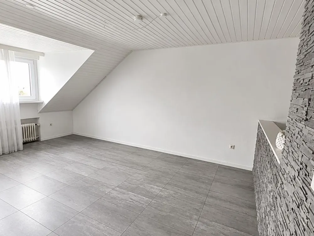 3-Zimmer Dachgeschosswohnung mit Einbauküche und Klimaanlage