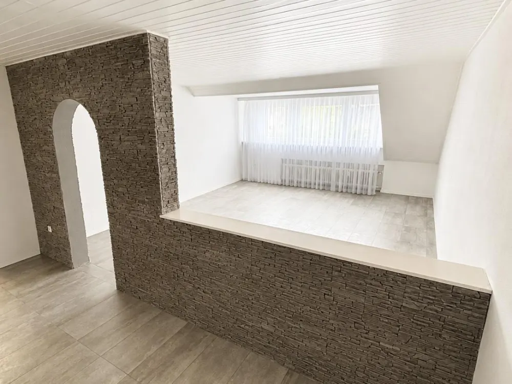 3-Zimmer Dachgeschosswohnung mit Einbauküche und Klimaanlage