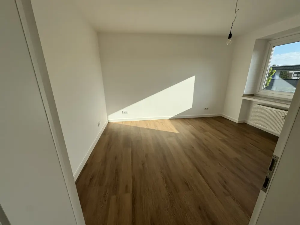 Erstbezug nach Renovierung: Helle, ruhige 2-Zimmer-Wohnung mit Balkon in Oberkassel