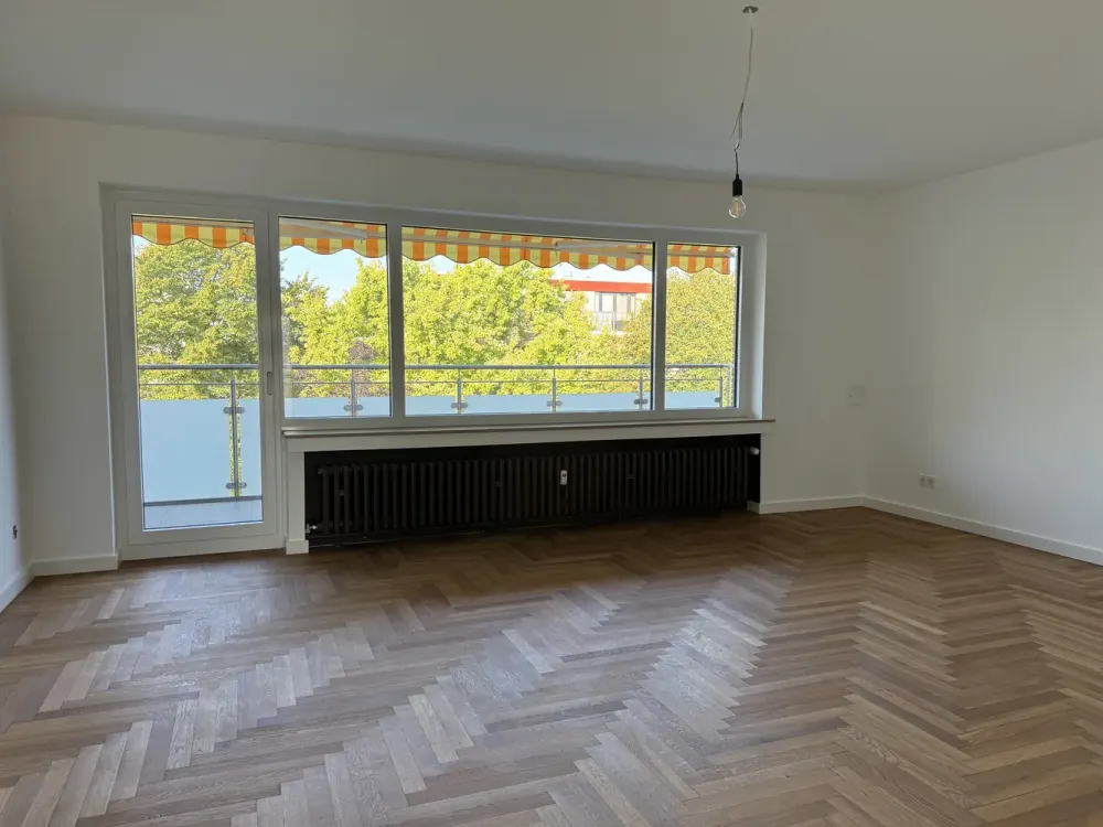 Erstbezug nach Renovierung: Helle, ruhige 2-Zimmer-Wohnung mit Balkon in Oberkassel