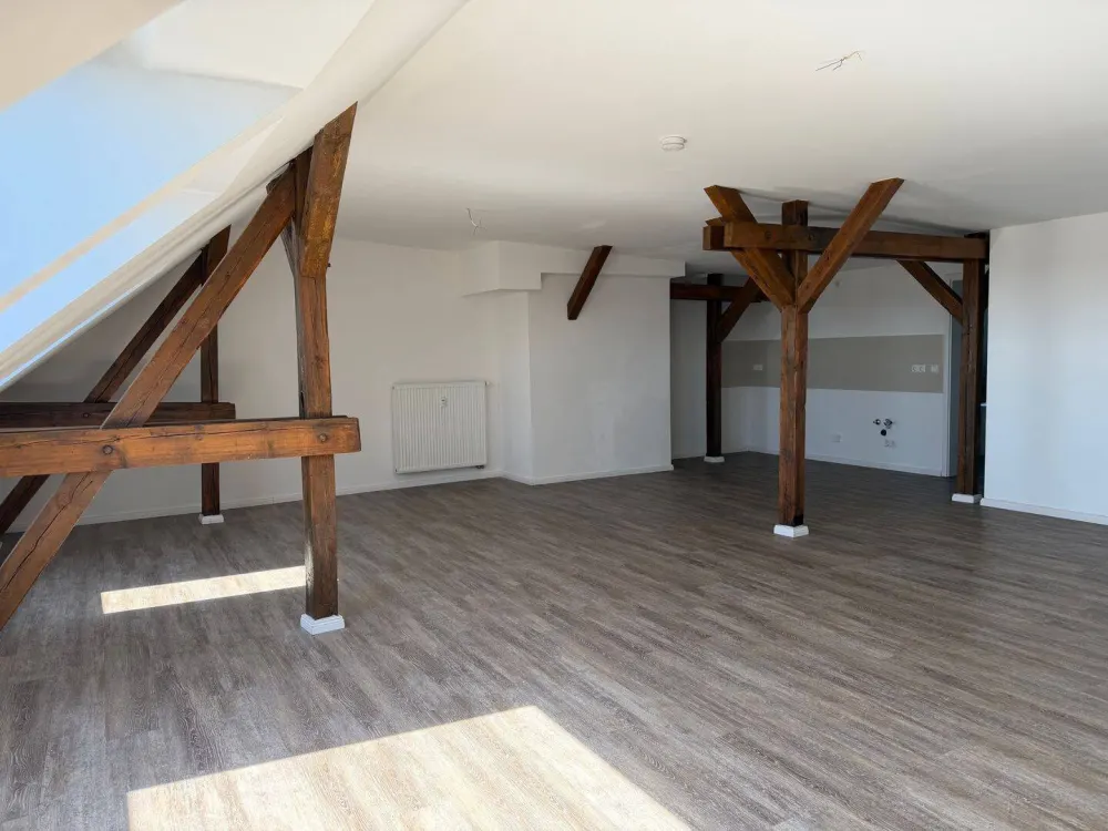 Loft-Wohnung mit Stellpl. im DG zu vermieten