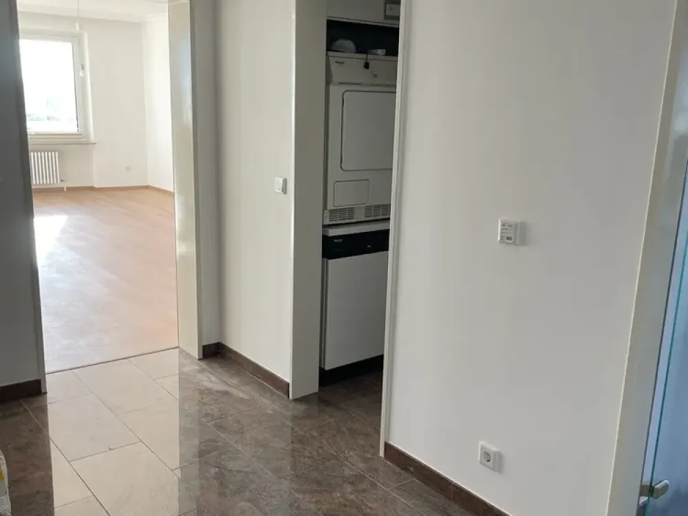 Spacious 3.5-Room Apartment with Private Wallbox in Underground Parking Space in Sachsenhausen