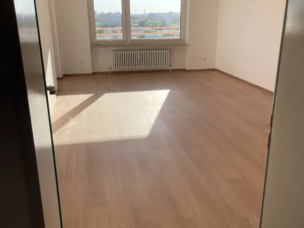 Spacious 3.5-Room Apartment with Private Wallbox in Underground Parking Space in Sachsenhausen