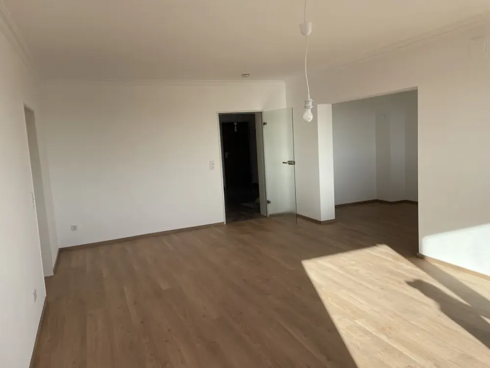 Spacious 3.5-Room Apartment with Private Wallbox in Underground Parking Space in Sachsenhausen