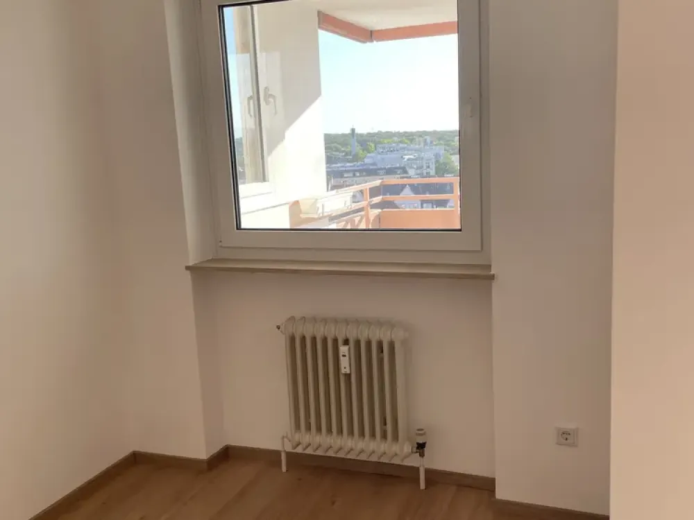 Spacious 3.5-Room Apartment with Private Wallbox in Underground Parking Space in Sachsenhausen