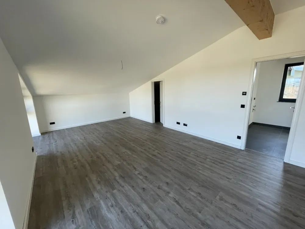 Beautiful 4-Room Maisonette Apartment Available to Friendly New Tenants! NEW