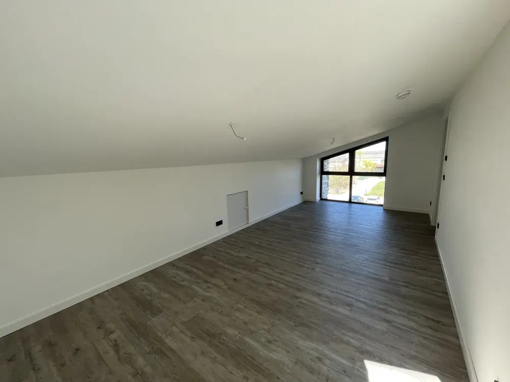 Beautiful 4-Room Maisonette Apartment Available to Friendly New Tenants! NEW