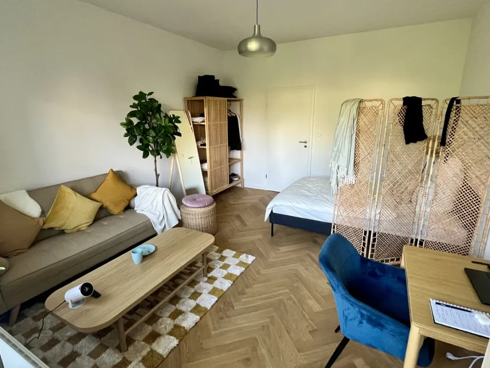 Sanierte und voll möblierte Wohnung mit Balkon, 2 Minuten von der U9
