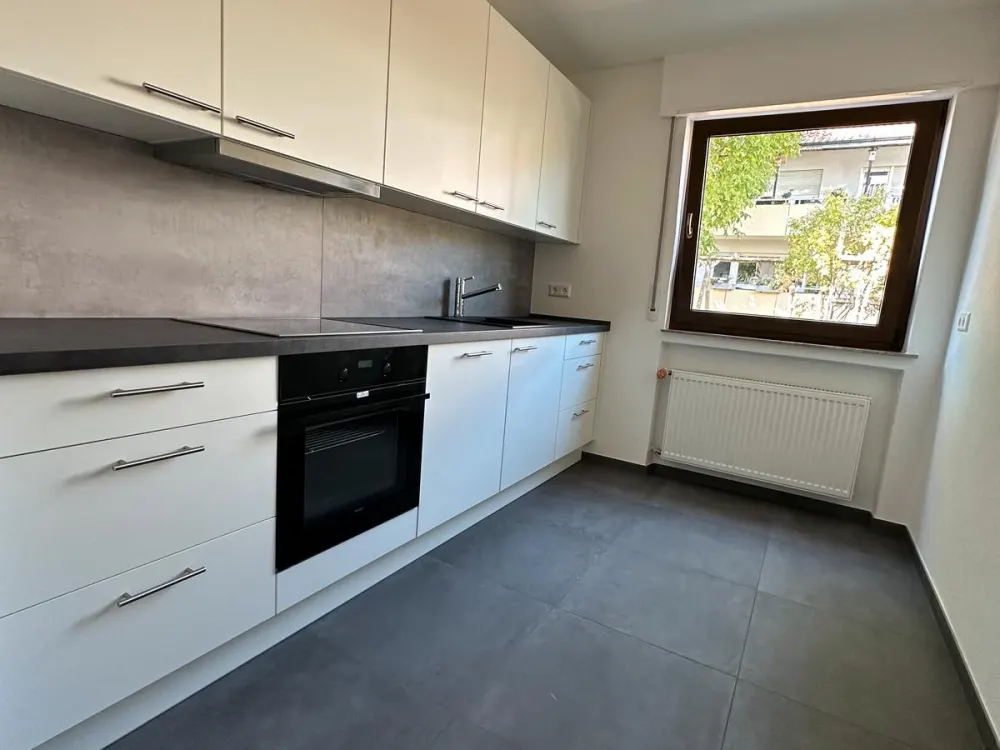 Helle, kernsanierte 2-Zimmer Wohnung in 5-Familienhaus