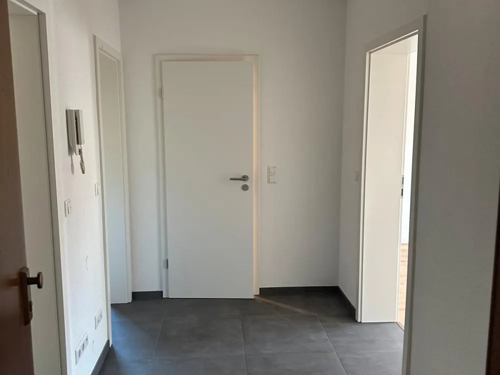 Helle, kernsanierte 2-Zimmer Wohnung in 5-Familienhaus