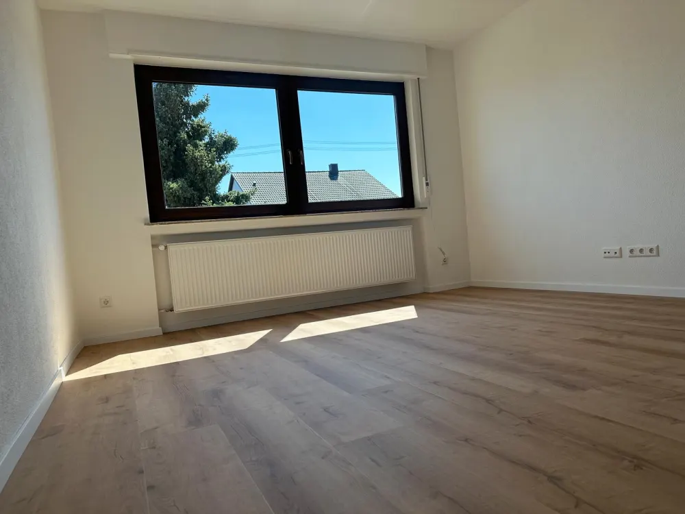 Helle, kernsanierte 2-Zimmer Wohnung in 5-Familienhaus