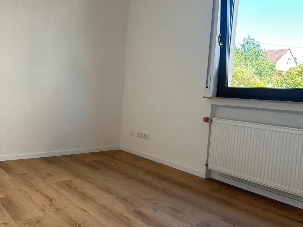 Helle, kernsanierte 2-Zimmer Wohnung in 5-Familienhaus
