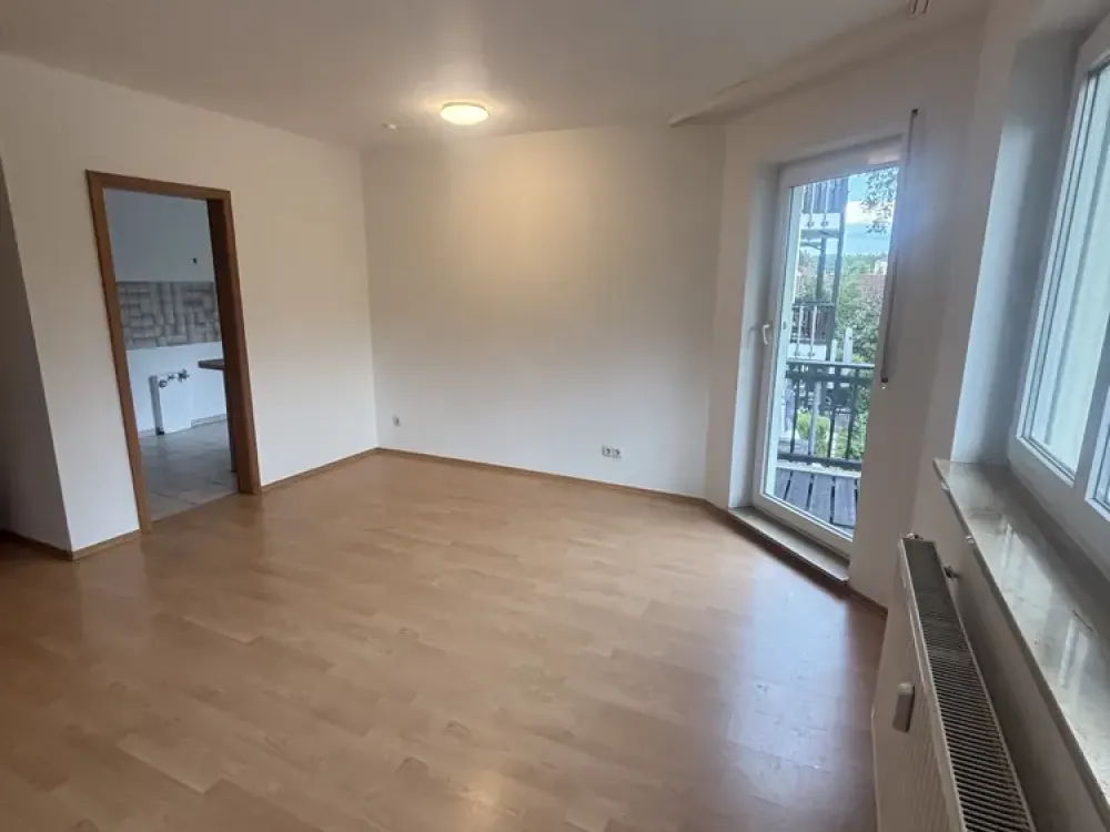 Schöne, helle 2-Zi.-Whg mit Balkon in Schwanstetten, Ortszentrum