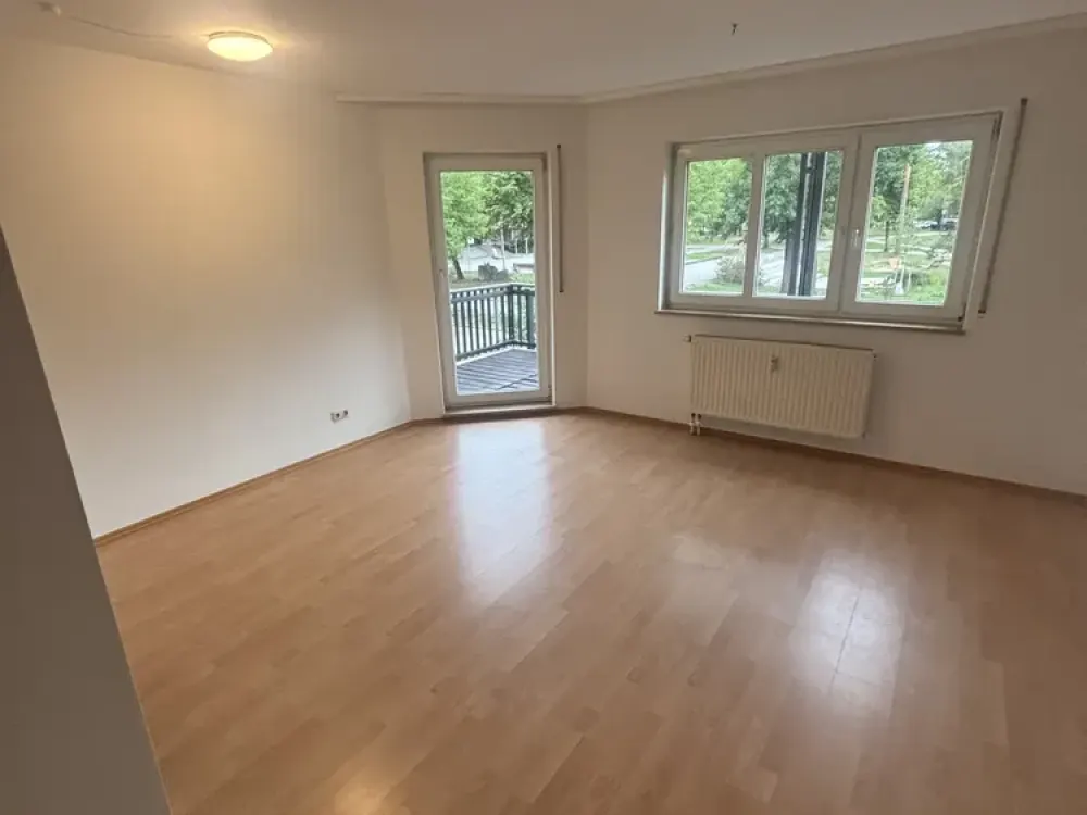Schöne, helle 2-Zi.-Whg mit Balkon in Schwanstetten, Ortszentrum