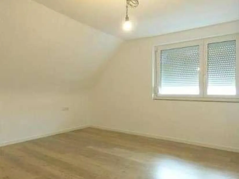 Helle 4 Zimmer Dachgeschosswohnung mitten in Altbach