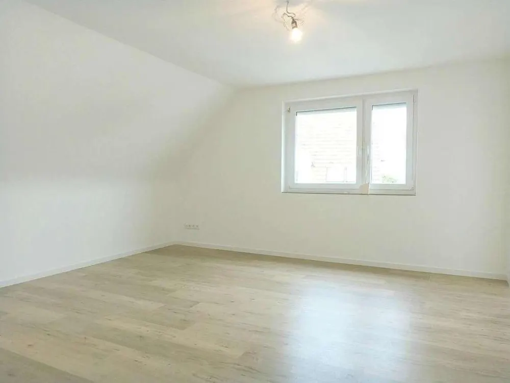 Helle 4 Zimmer Dachgeschosswohnung mitten in Altbach