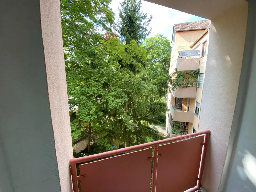 Helles Zimmer unmöbliert in 2er-Wohngemeinschaft mit Balkon