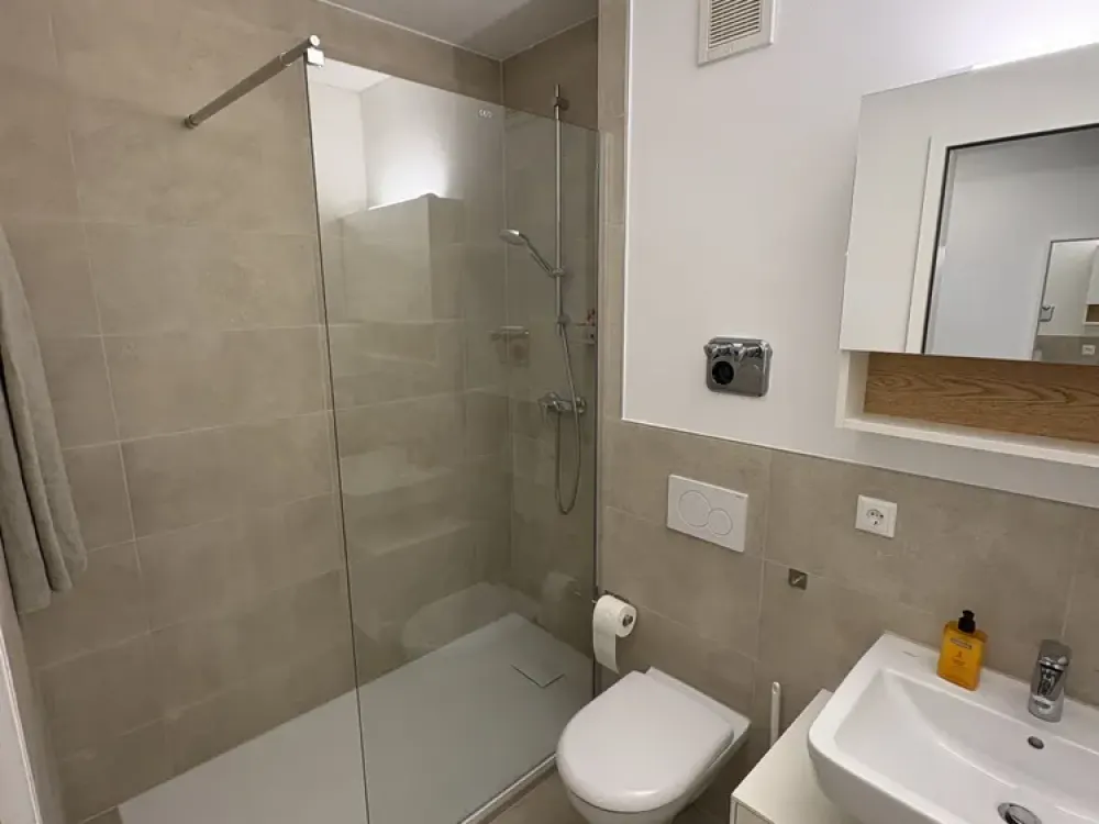Sanierte 2-Zimmer-Wohnung mit Terrasse, voll möbliert & bezugsfertig am 04.10.2026