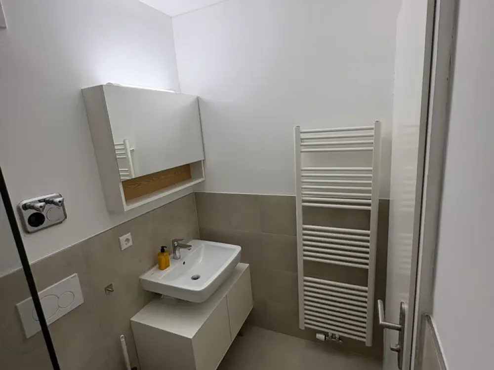 Sanierte 2-Zimmer-Wohnung mit Terrasse, voll möbliert & bezugsfertig am 04.10.2026