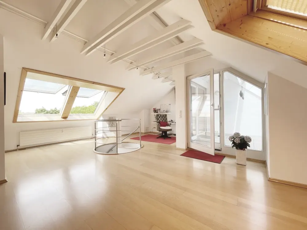 GERLINGEN - Lichtdurchflutete Maisonette in 2-Familienhaus | 81 m² | 2 Balkone | Stellplatz | frei