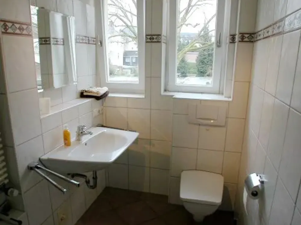 FLATmix.de / PB~Riemekeviertel. Bright, furnished 3-room old building apartment on a floor.../ AG92948