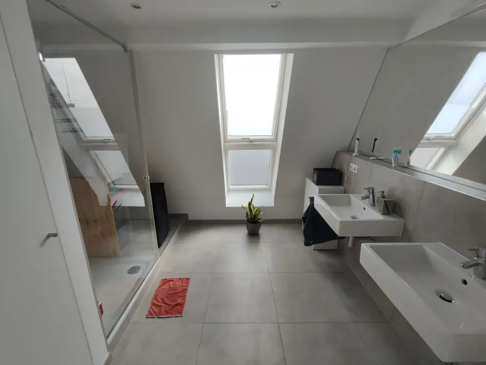*Offen gestaltete, wunderbar helle Dachgeschosswohnung*
