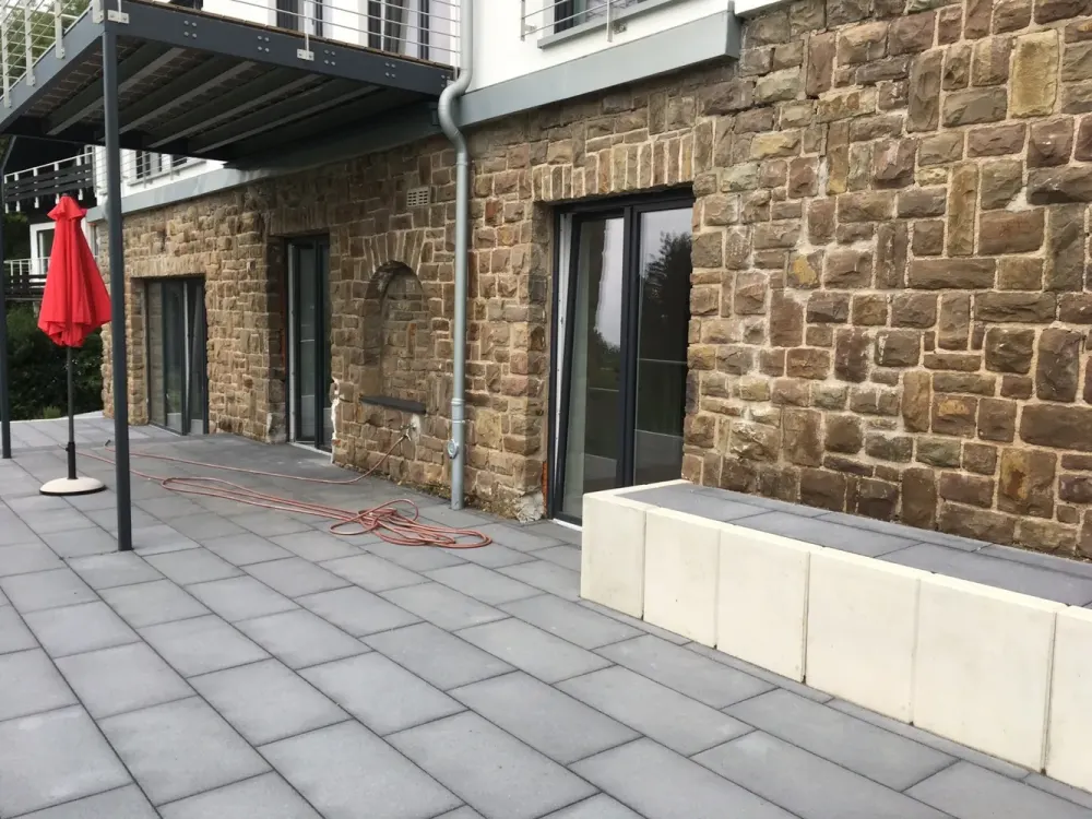 helle geräumige zwei Zimmer Wohnung mit großem Garten und eigener Terrasse