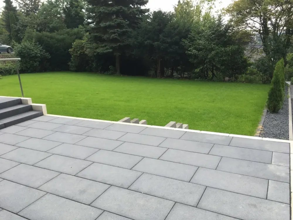 helle geräumige zwei Zimmer Wohnung mit großem Garten und eigener Terrasse