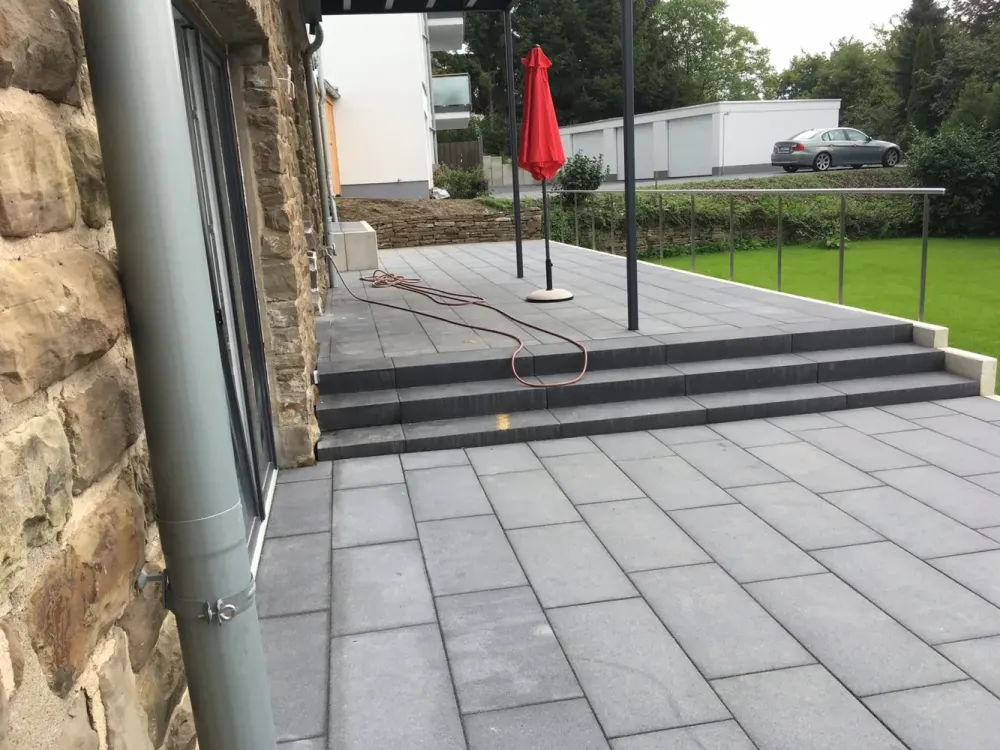 helle geräumige zwei Zimmer Wohnung mit großem Garten und eigener Terrasse